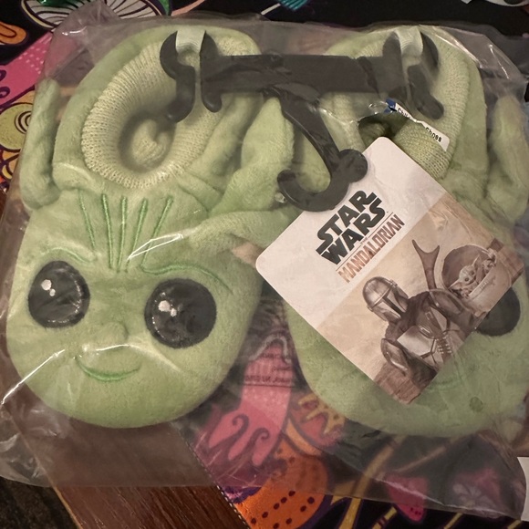 Star Wars Mandalorian Kids Green Slippers Disney NWT - Picture 2 of 3